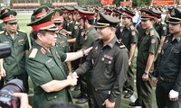 Thượng tướng Nguyễn Trọng Nghĩa và lãnh đạo Học viện Chính trị trò chuyện với học viên Quân đội Lào và Campuchia đang học tập tại học viện 