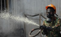 Cận cảnh bộ đội dùng súng phun hóa chất để tẩy độc Rạng Đông