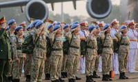 30 bác sĩ mũ nồi xanh của Bệnh viện dã chiến cấp 2 số 2 chào tạm biệt Tổ quốc trước giờ lên đường sang Nam Sudan, tháng 11/2019. Ảnh: Nguyễn Minh