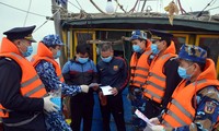 Cán bộ, nhân viên Tàu Cảnh sát biển 2008 và Cục Hải quan thành phố Hải Phòng phát tờ rơi tuyên truyền phòng chống nCoV cho ngư dân