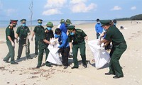 Cán bộ, ĐVTN Quân khu 3, Bộ đội Biên phòng và tỉnh Quảng Ninh chung tay làm sạch biển trong Chiến dịch Hè tình nguyện 2020
