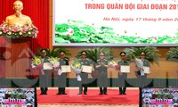 Đại tướng Ngô Xuân Lịch trao tặng Bằng khen cho các tập thể điển hình trong phong trào thi đua "Dân vận khéo", xây dựng "Đơn vị dân vận tốt", sáng 17/9