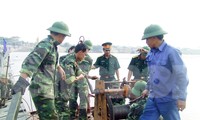 Thiếu tướng Nguyễn Hữu Hùng (khi đó là thượng tá) đang chỉ huy, kiểm tra công tác an toàn trong bắc cầu phao Đuống phục vụ sửa chữa cầu Đuống năm 2010.