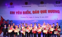 Lãnh đạo Bộ Tư lệnh CSB Việt Nam và UBND huyện Thường Tín trao giải thưởng cho các học sinh đạt giải xuất sắc trong cuộc thi lần này