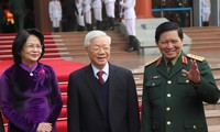 Tổng Bí thư, Chủ tịch nước Nguyễn Phú Trọng, Phó Chủ tịch nước Đặng Thị Ngọc Thịnh và Bộ trưởng Quốc phòng Ngô Xuân Lịch trước giờ vào hội nghị