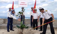ĐVTN Vùng 4 Hải quân hưởng ứng Tết trồng cây 2021 trên đảo An Bang thuộc quần đảo Trường Sa. Ảnh: QCHQ