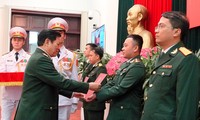 Đại tướng Ngô Xuân Lịch trao các Quyết định thăng quân hàm trước niên hạn, tuyển dụng quân nhân chuyên nghiệp cho 4 GMTTB