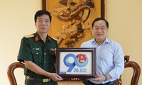 Tổng Biên tập Báo Tiền Phong, Chủ tịch Hội Cựu chiến binh Cơ quan T.Ư Đoàn Lê Xuân Sơn trao tặng chỉ huy Trung đoàn 88 bức tranh gạo 90 năm Đoàn TNCS Hồ Chí Minh 