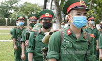 Học viên Học viện Quân y trong đội hình chi viện cho Bắc Ninh chống dịch COVID-19 trước giờ lên đường, sáng 18/5. Ảnh: Nguyễn Minh