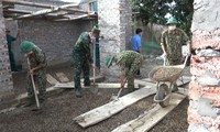Cán bộ, ĐVTN Trung đoàn 246 giúp người dân cải tạo, sửa chữa công trình nhà ở, tháng 7/2021