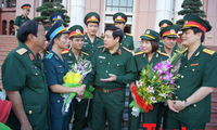 Đại tướng Phùng Quang Thanh trò chuyện với các Gương mặt trẻ tiêu biểu toàn quân năm 2011. Ảnh: Nguyễn Minh 