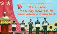 Đại tá Phạm Văn Hiếu, Phó Chính ủy Bộ tư lệnh Bảo vệ Lăng trao giải nhất, nhì, ba cho các thí sinh. Ảnh: Ngọc Hà