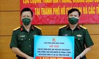 Đại tá Nguyễn Đình Đức, Trưởng ban Công đoàn Quốc phòng (bên trái) trao tặng hỗ trợ cho đại diện Học viện Quân y, sáng 22/9. Ảnh: Nguyễn Minh 