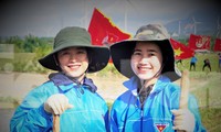 Rực sáng màu áo Đoàn, áo lính giúp người dân nơi biên giới