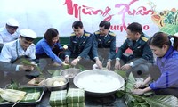 Tuổi trẻ lính canh trời sôi nổi Tết trồng cây, thi nấu mâm cỗ Tết, gói bánh chưng