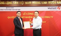 Thứ trưởng Bộ Tài chính Nguyễn Đức Chi trao quyết định bổ nhiệm Chủ tịch Công ty Xổ số Điện toán Việt Nam cho ông Nguyễn Thanh Đạm.