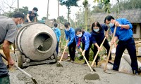 Tỉnh Đoàn Yên Bái ra quân khởi công Công trình Con đường em đến trường tại thôn Tông Cụm, xã Minh Xuân. Ảnh: Thu Trang.