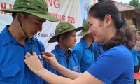 Lãnh đạo Tỉnh Đoàn Yên Bái trao huy hiệu, mũ cho ĐVTN tham gia chiến dịch thanh niên tình nguyện hè.