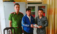 Anh Lương Văn Phú (bìa phải) trả lại 38 triệu đồng đã nhặt được trên đường cho ông Bùi Xuân Hỗ - Ảnh: Hoàng Long