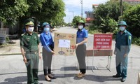 Huyện đoàn Tiền Hải bố trí lực lượng xung kích tham gia các chốt phong toả và thặng quà, hỗ trợ người dân vùng phong toả - Ảnh: Hoàng Long