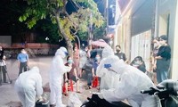 Hà Nam thần tốc, thâu đêm xét nghiệm toàn bộ thành phố Phủ Lý trong 3 ngày để truy tìm F0 - Ảnh: Hoàng Long