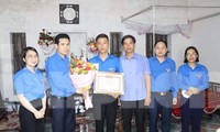 Lãnh đạo Tỉnh Đoàn Nam Định đến nhà riêng thăm hỏi, tặng Bằng khen đối với anh Nguyễn Đức Chính - Ảnh: Hoàng Long