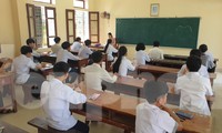 Thí sinh Hà Nam nhận phòng và nghe quy chế thi vào sáng 10/6 - Ảnh: Hoàng Long