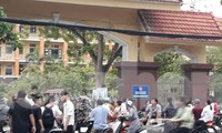 Phụ huynh và học sinh tập trung ở các trường THPT để "đợi" điểm - Ảnh: Hoàng Long