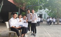 Thí sinh tại điểm thi THPT Nguyễn Khuyến (tỉnh Nam Định) phấn khởi vì làm được bài thi môn Ngữ văn - Ảnh: Hoàng Long