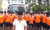 Cầu thủ đội Dược Nam Hà- Nam Định cúi đầu xin lỗi người hâm mộ cả nước - Ảnh: Hoàng Long