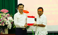 Chủ tịch UBND tỉnh Hà Nam (phải) trao quyết địnhboor nhiệm cho tân Giám đốc Sở Nội vụ - Ảnh: Hoàng Long