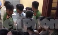 Người dân kéo đến trụ sở Công an xã Hoàng Nam yêu cầu làm rõ vụ việc - Ảnh: Người dân cung cấp