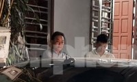 Chiều 7/11, "ông trùm" tín dụng đen Thái Bình - Chúc "Nhị" (trái) bị dẫn giải về nhà riêng để thực hiện lệnh khám nhà - Ảnh: Hoàng Long