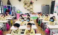 Học sinh trường tiểu học Phạm Hồng Thái (thành phố Nam Định) đeo khẩu trang, giữ khoảng cách an toàn khi đến lớp - Ảnh: Hoàng Long