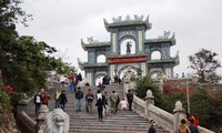 Rằm tháng giêng, đi vãn cảnh chùa Linh Ứng