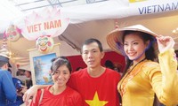  Vợ chồng Hiệp – Evelin chụp ảnh cùng bạn Nguyễn Lâm Diễm Trang, sinh viên Đại học Quốc tế TP Hồ Chí Minh, Miss Teen 2010, Nữ hoàng Cà phê 