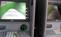 2 máy ATM hỏng tại chi nhánh Vietcombank 211 Trung Kính. Ảnh: Minh Tú.