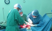 Các bác sĩ tiến hành phẫu thuật cắt khối u xơ nặng gần 6kg trong tử cung chị T. (Ảnh bệnh viện cung cấp).