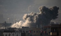 Khói bốc lên sau các cuộc giao tranh ở Zamalka, Đông Ghouta, Syria ngày 12/3. Nguồn: AFP/TTXVN.