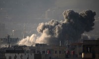 Khói bốc lên sau các cuộc giao tranh ở Zamalka, Đông Ghouta, Syria. Nguồn: AFP/TTXVN.
