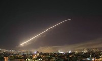 Bầu trời Damascus (Syria) vào thời điểm bị Mỹ - Anh - Pháp không kích. Ảnh: AP.