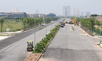 Sau hơn 7 năm thi công, 2,5 km đường dạo quanh khu tưởng niệm Chu Văn An - nối đường Vành đai 3 với khu Xa La (Hà Ðông) được thực hiện theo hình thức BT vẫn chưa xong.
