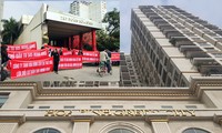 Dân chung cư &apos;dát vàng&apos; lại xuống đường căng băng rôn đòi sổ đỏ