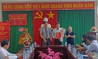 Các đồng chí: Huỳnh Tấn Việt, Cao Thị Hòa An trao Quyết định và tặng hoa chúc mừng đồng chí Đỗ Thái Phong.