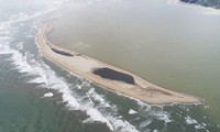 Cồn cát trên hình thành trên biển Cửa Đại giống hình cánh cung hướng vào đất liền, ở giữa có hai hồ nước. Ảnh: Tổng cục Phòng chống thiên tai.