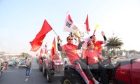 Cổ động viên lái máy cày đến Nội Bài đón những nhà vô địch SEA Games