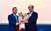 Bộ trưởng, Chủ nhiệm VPCP Mai Tiến Dũng trao quyết định tiếp nhận và bổ nhiệm ông Nguyễn Hồng Sâm giữ chức vụ quyền Tổng Giám đốc Cổng TTĐT Chính phủ kiêm Tổng Biên tập Báo điện tử Chính phủ.