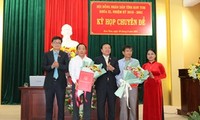 Thường trực HĐND tỉnh Kon Tum tặng hoa chúc mừng tân Phó Chủ tịch UBND tỉnh Nguyễn Ngọc Sâm (thứ 2 từ phải qua) và ông Nguyễn Văn Điệu.
