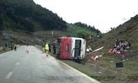 Xe khách bị lật nghiêng khi đi trên quốc lộ 6. Ảnh: Trung Vĩnh.