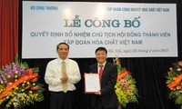 ông Nguyễn Anh Dũng (phải) tại lễ nhậm quyết định Chủ tịch Hội đồng thành viên Tập đoàn Hóa chất Việt Nam 